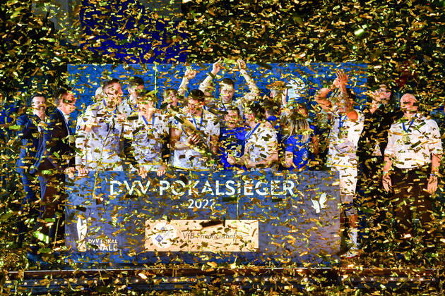 Bilder des Jahres 2022, Sport 03 März Sport Themen der Woche KW09 DVV_Pokal SVG Lueneburg - VfB Friedrichshafen 06.03.22 DVV-Pokal, Volleyball, Herren, Saison 2021 22, SVG Lueneburg (in dunkelblau) vs VfB Friedrichshafen (in Weiss), Konfettiregen mit Pokalsieger, Copyright: xBEAUTIFULxSPORTS TomxBlochx