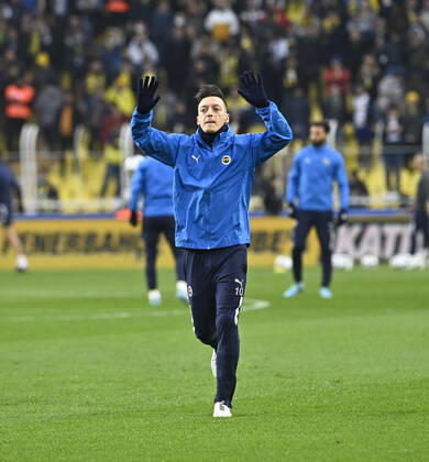 Mesut Ozil of Fenerbahce during the Turkish Super League football match between Fenerbahce and Trabzonspor at Ulker Stadium n Istanbul , Turkey on March 06 , 2022. ( Photo : Seskimphoto ) Fenerbahce vs Trabzonspor 06032022