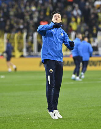 Mesut Ozil of Fenerbahce during the Turkish Super League football match between Fenerbahce and Trabzonspor at Ulker Stadium n Istanbul , Turkey on March 06 , 2022. ( Photo : Seskimphoto ) Fenerbahce vs Trabzonspor 06032022