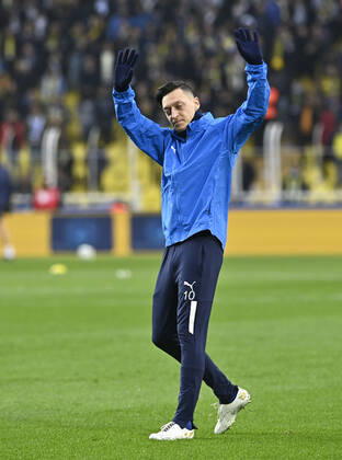 Mesut Ozil of Fenerbahce during the Turkish Super League football match between Fenerbahce and Trabzonspor at Ulker Stadium n Istanbul , Turkey on March 06 , 2022. ( Photo : Seskimphoto ) Fenerbahce vs Trabzonspor 06032022