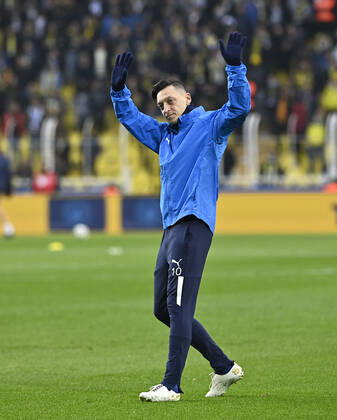 Mesut Ozil of Fenerbahce during the Turkish Super League football match between Fenerbahce and Trabzonspor at Ulker Stadium n Istanbul , Turkey on March 06 , 2022. ( Photo : Seskimphoto ) Fenerbahce vs Trabzonspor 06032022