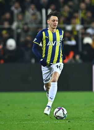 Mesut Ozil of Fenerbahce during the Turkish Super League football match between Fenerbahce and Trabzonspor at Ulker Stadium n Istanbul , Turkey on March 06 , 2022. ( Photo : Seskimphoto ) Fenerbahce vs Trabzonspor 06032022
