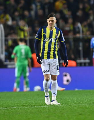 Mesut Ozil of Fenerbahce during the Turkish Super League football match between Fenerbahce and Trabzonspor at Ulker Stadium n Istanbul , Turkey on March 06 , 2022. ( Photo : Seskimphoto ) Fenerbahce vs Trabzonspor 06032022