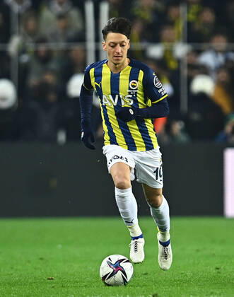Mesut Ozil of Fenerbahce during the Turkish Super League football match between Fenerbahce and Trabzonspor at Ulker Stadium n Istanbul , Turkey on March 06 , 2022. ( Photo : Seskimphoto ) Fenerbahce vs Trabzonspor 06032022