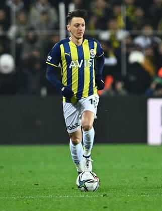Mesut Ozil of Fenerbahce during the Turkish Super League football match between Fenerbahce and Trabzonspor at Ulker Stadium n Istanbul , Turkey on March 06 , 2022. ( Photo : Seskimphoto ) Fenerbahce vs Trabzonspor 06032022