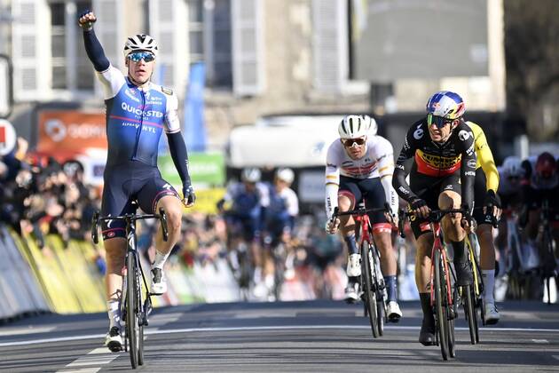 Bilder des Jahres 2022, Sport 03 März Sport Themen der Woche KW10 Sport Bilder des Tages ORLEANS, FRANCE - MARCH 07 : Jakobsen Fabio (NED) of Quick-Step Alpha Vinyl Team wins the stage in front of Van Aert Wout (BEL) of Team Jumbo-Visma during stage 2 of the 80th edition of the Paris - Nice cycling race, a stage of 159,2km with start in Auffargis and finish in Orleans on March 07, 2022 in Orleans, France, 7 03 2022 ( Motordriver Kenny Verfaillie - Paris - Nice 2022 - stage 2 PhotoNews Panoramic 