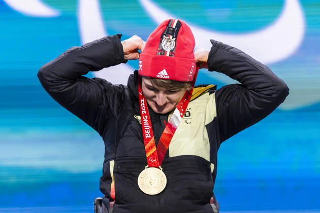 Yanqing (China) Medal Plaza 08.03.2022 Para Ski Alpin: FORSTER, Anna-Lena (GER) vom BRSV Radolfzell (BAD) jubelt über den Gewinn der Goldmedaille bei der Siegerehrung im Women™s Super Combined Wettkampf, Abfahrt und Slalom. Credit: Mika Volkmann