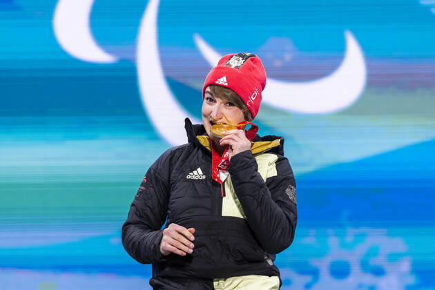 Yanqing (China) Medal Plaza 08.03.2022 Para Ski Alpin: FORSTER, Anna-Lena (GER) vom BRSV Radolfzell (BAD) jubelt über den Gewinn der Goldmedaille bei der Siegerehrung im Women™s Super Combined Wettkampf, Abfahrt und Slalom. Credit: Mika Volkmann