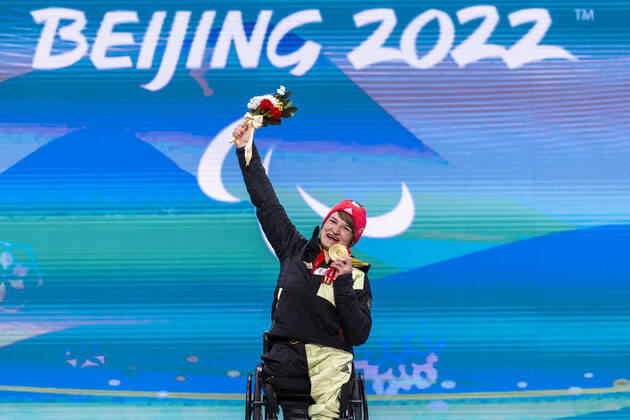Yanqing (China) Medal Plaza 08.03.2022 Para Ski Alpin: FORSTER, Anna-Lena (GER) vom BRSV Radolfzell (BAD) jubelt über den Gewinn der Goldmedaille bei der Siegerehrung im Women™s Super Combined Wettkampf, Abfahrt und Slalom. Credit: Mika Volkmann