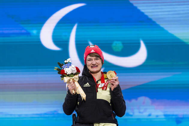Yanqing (China) Medal Plaza 08.03.2022 Para Ski Alpin: FORSTER, Anna-Lena (GER) vom BRSV Radolfzell (BAD) jubelt über den Gewinn der Goldmedaille bei der Siegerehrung im Women™s Super Combined Wettkampf, Abfahrt und Slalom. Credit: Mika Volkmann