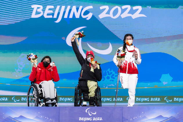 Yanqing (China) Medal Plaza 08.03.2022 Para Ski Alpin: FORSTER, Anna-Lena (GER) vom BRSV Radolfzell (BAD) jubelt über den Gewinn der Goldmedaille bei der Siegerehrung im Women™s Super Combined Wettkampf, Abfahrt und Slalom. Credit: Mika Volkmann