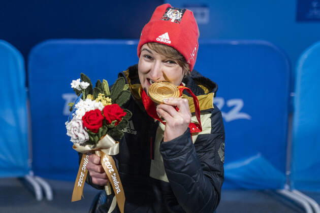 Yanqing (China) Medal Plaza 08.03.2022 Para Ski Alpin: FORSTER, Anna-Lena (GER) vom BRSV Radolfzell (BAD) jubelt über den Gewinn der Goldmedaille bei der Siegerehrung im Women™s Super Combined Wettkampf, Abfahrt und Slalom. Credit: Mika Volkmann