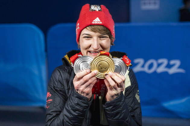 Yanqing (China) Medal Plaza 08.03.2022 Para Ski Alpin: FORSTER, Anna-Lena (GER) vom BRSV Radolfzell (BAD) jubelt über den Gewinn der Goldmedaille bei der Siegerehrung im Women™s Super Combined Wettkampf, Abfahrt und Slalom. Danach zeigt sie noch ihre andere beiden Silbermedaillen. Credit: Mika Volkmann