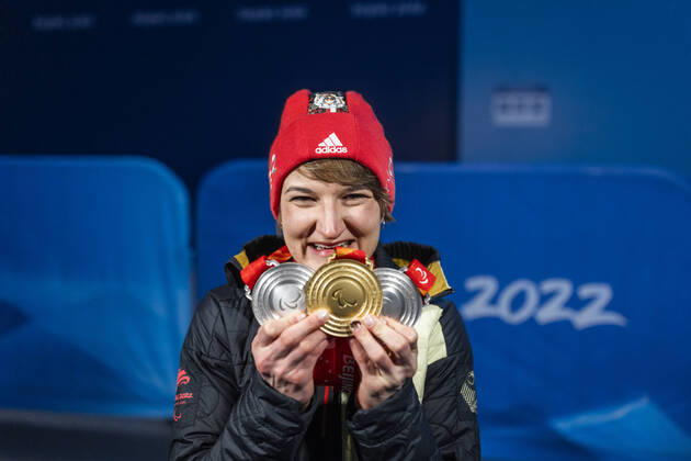 Sport Themen der Woche KW10 Sport Bilder des Tages Yanqing (China) Medal Plaza 08.03.2022 Para Ski Alpin: FORSTER, Anna-Lena (GER) vom BRSV Radolfzell (BAD) jubelt über den Gewinn der Goldmedaille bei der Siegerehrung im Women™s Super Combined Wettkampf, Abfahrt und Slalom. Danach zeigt sie noch ihre andere beiden Silbermedaillen. Credit: Mika Volkmann