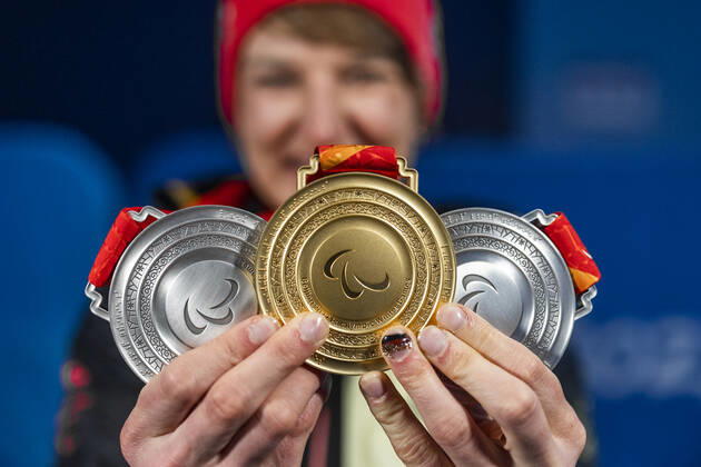 Yanqing (China) Medal Plaza 08.03.2022 Para Ski Alpin: FORSTER, Anna-Lena (GER) vom BRSV Radolfzell (BAD) jubelt über den Gewinn der Goldmedaille bei der Siegerehrung im Women™s Super Combined Wettkampf, Abfahrt und Slalom. Danach zeigt sie noch ihre andere beiden Silbermedaillen. Credit: Mika Volkmann