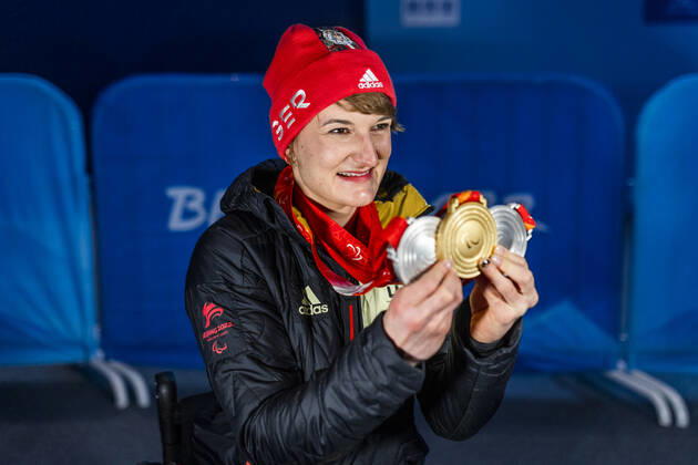 Yanqing (China) Medal Plaza 08.03.2022 Para Ski Alpin: FORSTER, Anna-Lena (GER) vom BRSV Radolfzell (BAD) jubelt über den Gewinn der Goldmedaille bei der Siegerehrung im Women™s Super Combined Wettkampf, Abfahrt und Slalom. Danach zeigt sie noch ihre andere beiden Silbermedaillen. Credit: Mika Volkmann