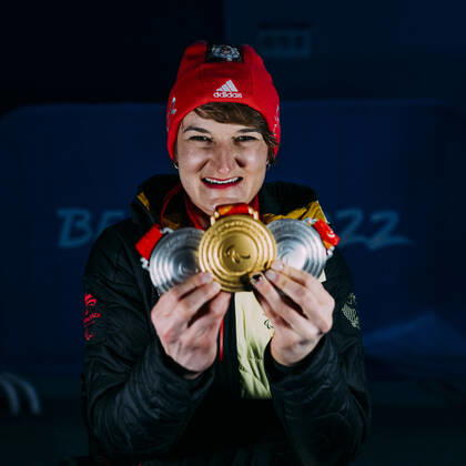 Yanqing (China) Medal Plaza 08.03.2022 Para Ski Alpin: FORSTER, Anna-Lena (GER) vom BRSV Radolfzell (BAD) jubelt über den Gewinn der Goldmedaille bei der Siegerehrung im Women™s Super Combined Wettkampf, Abfahrt und Slalom. Danach zeigt sie noch ihre andere beiden Silbermedaillen. Credit: Mika Volkmann