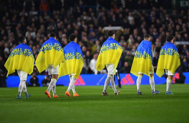 Bilder des Jahres 2022, Sport 03 März Sport Themen der Woche KW10 Sport Bilder des Tages Mandatory Credit: Photo by Anna Gowthorpe Shutterstock (12843054s) Leeds United walk onto the pitch wearing football stands together flags supporting Ukraine Leeds United v Aston Villa, Premier League, Football, Elland Road, Leeds, UK - 10 Mar 2022 EDITORIAL USE ONLY No use with unauthorised audio, video, data, fixture lists, club league logos or live services. Online in-match use limited to 120 images, no video emulation. No use in betting, games or single club league player publications. Leeds United v Aston Villa, Premier League, Football, Elland Road, Leeds, UK - 10 Mar 2022 EDITORIAL USE ONLY No use with unauthorised audio, video, data, fixture lists, club league logos or live services. Online in-match use limited to 120 images, no video emulation. No use in betting, games or single club league player publications. Copyright: xAnnaxGowthorpe Shutterstockx 12843054s
