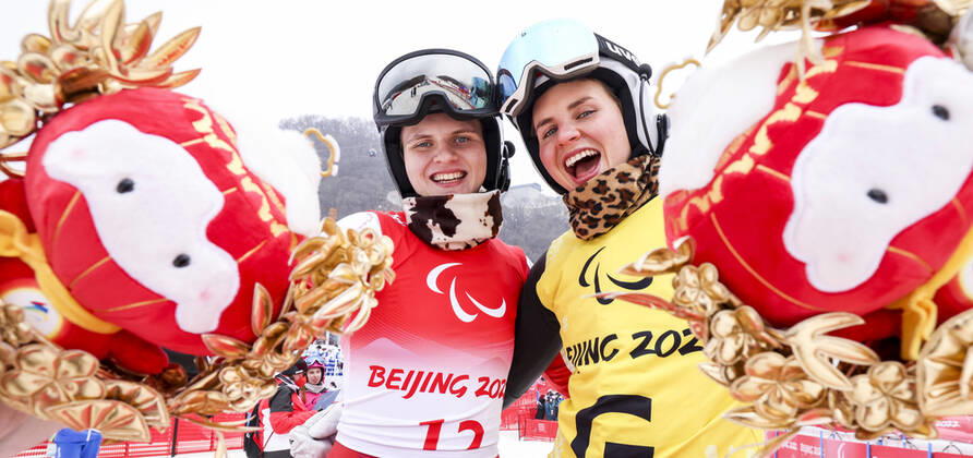 Bilder des Jahres 2022, Sport 03 März Sport Themen der Woche KW10 PARALYMPICS - Winter Paralympics Beijing 2022 YANQING,CHINA,11.MAR.22 - PARALYMPICS, ALPINE SKIING - Paralympic Winter games, Winterspiele,Spiele, Summer games Beijing 2022, giant slalom, ladies. Image shows Veronika Aigner and Elisabeth Aigner (AUT).  GEPAxpictures xPatrickxSteiner