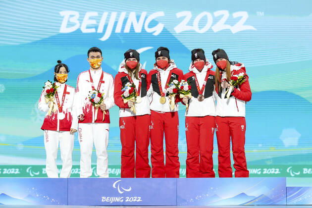 PARALYMPICS - Winter Paralympics Beijing 2022 YANQING,CHINA,11.MAR.22 - PARALYMPICS, ALPINE SKIING - Paralympic Winter games, Winterspiele,Spiele, Summer games Beijing 2022, giant slalom, ladies. Image shows Daqing Zhu, Hanhan Yan (CHN) Veronika Aigner, Elisabeth Aigner, Barbara Aigner and Klara Sykora (AUT). GEPAxpictures xPatrickxSteiner