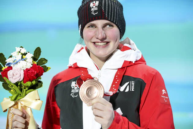 PARALYMPICS - Winter Paralympics Beijing 2022 YANQING,CHINA,11.MAR.22 - PARALYMPICS, ALPINE SKIING - Paralympic Winter games, Winterspiele,Spiele, Summer games Beijing 2022, giant slalom, ladies. Image shows Barbara Aigner (AUT). Keywords: medal.  GEPAxpictures xPatrickxSteiner