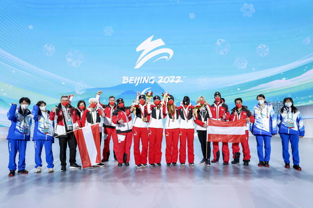 PARALYMPICS - Winter Paralympics Beijing 2022 YANQING,CHINA,11.MAR.22 - PARALYMPICS, ALPINE SKIING - Paralympic Winter games, Winterspiele,Spiele, Summer games Beijing 2022, giant slalom, ladies. Image shows Elisabeth Aigner, Veronika Aigner, Barbara Aigner and Klara Sykora (AUT) with the austrian team. Keywords: medal. GEPAxpictures xPatrickxSteiner