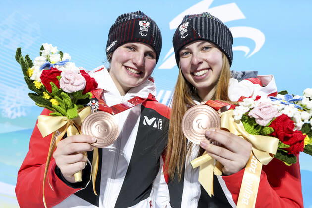 PARALYMPICS - Winter Paralympics Beijing 2022 YANQING,CHINA,11.MAR.22 - PARALYMPICS, ALPINE SKIING - Paralympic Winter games, Winterspiele,Spiele, Summer games Beijing 2022, giant slalom, ladies. Image shows Barbara Aigner and Klara Sykora (AUT). Keywords: medal.  GEPAxpictures xPatrickxSteiner