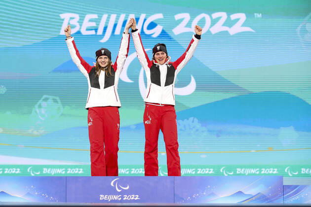 PARALYMPICS - Winter Paralympics Beijing 2022 YANQING,CHINA,11.MAR.22 - PARALYMPICS, ALPINE SKIING - Paralympic Winter games, Winterspiele,Spiele, Summer games Beijing 2022, giant slalom, ladies. Image shows the rejoicing Veronika Aigner and Elisabeth Aigner (AUT).  GEPAxpictures xPatrickxSteiner