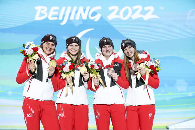 PARALYMPICS - Winter Paralympics Beijing 2022 YANQING,CHINA,11.MAR.22 - PARALYMPICS, ALPINE SKIING - Paralympic Winter games, Winterspiele,Spiele, Summer games Beijing 2022, giant slalom, ladies. Image shows Elisabeth Aigner, Veronika Aigner, Barbara Aigner and Klara Sykora (AUT). Keywords: medal. GEPAxpictures xPatrickxSteiner
