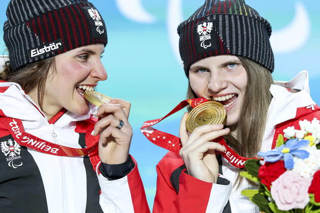 PARALYMPICS - Winter Paralympics Beijing 2022 YANQING,CHINA,11.MAR.22 - PARALYMPICS, ALPINE SKIING - Paralympic Winter games, Winterspiele,Spiele, Summer games Beijing 2022, giant slalom, ladies. Image shows Elisabeth Aigner and Veronika Aigner (AUT). Keywords: medal.  GEPAxpictures xPatrickxSteiner