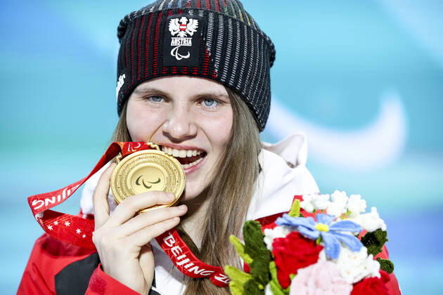 PARALYMPICS - Winter Paralympics Beijing 2022 YANQING,CHINA,11.MAR.22 - PARALYMPICS, ALPINE SKIING - Paralympic Winter games, Winterspiele,Spiele, Summer games Beijing 2022, giant slalom, ladies. Image shows Veronika Aigner (AUT). Keywords: medal.  GEPAxpictures xPatrickxSteiner