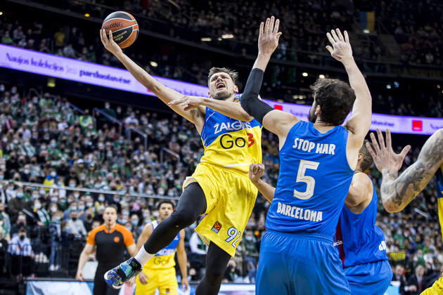 Bilder des Jahres 2022, Sport 03 März Sport Themen der Woche KW10 Sport Bilder des Tages 2022-03-11 Kaunas Lithuania. Zalgiris Kaunas plays Euroleague game vs Barcelona in Zalgiris arena on 11 of March 2022. Instead of traditional green white, Lithuanian players are dressed in blue yellow shirts supporting Ukraine s fight against Russian invasion. Edgaras Ulanovas A16I9727  Copyright: xRokasxLukoseviciusx Euroleague basketball