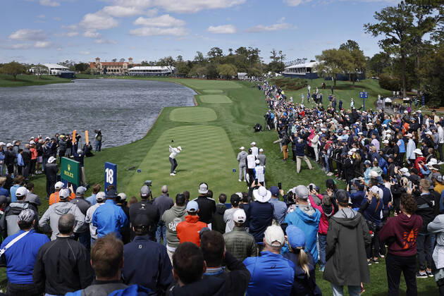 Bilder des Jahres 2022, Sport 03 März Sport Themen der Woche KW10 Sport Bilder des Tages PONTE VEDRA BEACH, FL - MARCH 12: General view as Rory McIlroy of Northern Ireland hits a drive at the 18th hole during the weather delayed completion of the first round of THE PLAYERS Championship on the Stadium Course at TPC Sawgrass on March 12, 2022 in Ponte Vedra Beach, Florida. (Photo by Joe Robbins Icon Sportswire) GOLF: MAR 12 PGA, Golf Herren - THE PLAYERS Championship Icon573220312005