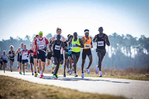 Bilder des Jahres 2022, Sport 03 März Sport Themen der Woche KW10 Sport Bilder des Tages Berlin Invitational Run; Zeuthen bei Berlin, 13.03.2022 Die Spitzengruppe der Maenner ueber 10km mit (von links): Andreas Vojta (AUT), dem spaeteren Sieger Vincent Kiprotich Kibet (KEN), Mica Kiplagat Cheserek (KEN), Samuel Fitwi Sibhatu (LG Vulkaneifel) und Evans Kimtai Kipruto (KEN); Berlin Invitational Run am 13.03.2022 in Zeuthen (Brandenburg). Copyright: xBEAUTIFULxSPORTS R.xSchmittx