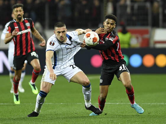 Bilder des Jahres 2022, Sport 03 März Sport Themen der Woche KW11 Sport Bilder des Tages 17.03.2022, Leverkusen, Deutschland, BayArena, Bayer 04 Leverkusen vs. Atalanta Bergamo - UEFA Europa League - Achtelfinale, Merih Demiral (Atalanta Bergamo) und Amine Adli (Bayer 04 Leverkusen) im Zweikampf (Foto Ralf Treese) Leverkusen BayArena Nordrhein-Westfalen Deutschland