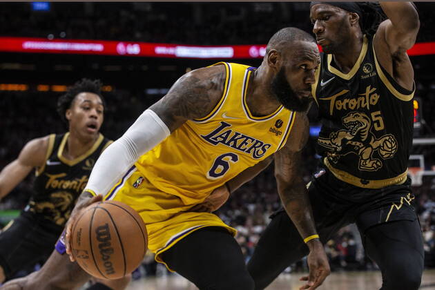 Bilder des Jahres 2022, Sport 03 März Sport Themen der Woche KW11 March 18, 2022, Toronto, ON, CAN: Los Angeles Lakers LeBron James (centre) drives at Toronto Raptors Precious Achiuwa during second half NBA, Basketball Herren, USA basketball action in Toronto on Friday, March 18, 2022. LeBron James; Precious Achiuwa  - ZUMAc35_ 20220318_zaf_c35_080 Copyright: xChrisxYoungx