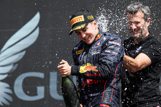 Bilder des Jahres 2022, Sport 03 März Sport Themen der Woche KW11 HADJAR Isack (fra), Hitech Grand Prix, Dallara F3, portrait winner race 1, podium during the 1st round of the 2022 FIA Formula 3 Championship from March 18 to 20, 2022 on the Bahrain International Circuit, in Sakhir, Bahrain - AUTO - FORMULA 3 2022 - BAHRAIN DPPI Panoramic  G00D7775
