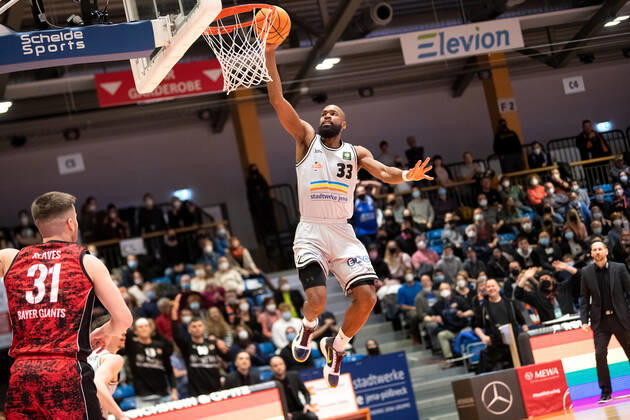 BARMER 2. Basketsball Bundesliga ProA Saison 2021 2022 30. Spieltag am 19.3.22 Medipolis SC Jena vs Bayer Giants Leverkusen Mitte: Brandon Thomas (Jena) mit dem freien Korbleger Sparkassen Arena