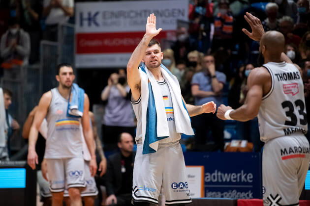 BARMER 2. Basketsball Bundesliga ProA Saison 2021 2022 30. Spieltag am 19.3.22 Medipolis SC Jena vs Bayer Giants Leverkusen Mitte: Julius Wolf (Jena) klatscht mit Brandon Thomas (Jena) ab Sparkassen Arena