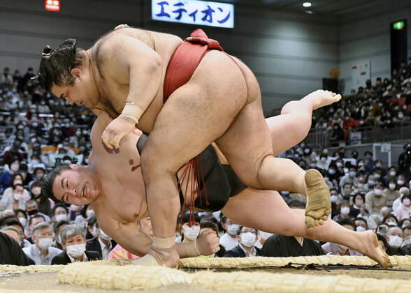 Bilder des Jahres 2022, Sport 03 März Sport Themen der Woche KW11 Sport Bilder des Tages Spring Grand Sumo Tournament Takayasu defeats Wakamotoharu on the eighth day of the Spring Grand Sumo Tournament at Edion Arena Osaka on March 20, 2022.  A14AA0001270925P