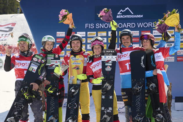 Berchtesgaden, Deutschland 20. März 2022: FIS Snowboard Weltcup Finale - 2021 2022 - Parallel Slalom - Berchtesgaden - 20.03.2022 Siegerehrung PS Team: v.li. Alexander Payer (AUT), Sabine Schoeffmann (AUT), Stefan Baumeister (GER), Ramona Hofmeister (GER), Maurizio Bormolini (ITA) und Elisa Caffont (ITA) Bischofswiesen Götschen Bayern Copyright: xFotostandx xWassmuthx