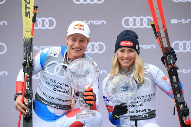 Bilder des Jahres 2022, Sport 03 März Sport Themen der Woche KW11 ALPINE SKIING - FIS WC Final Meribel MERIBEL,FRANCE,20.MAR.22 - ALPINE SKIING - FIS World Cup Final, ladies, men, award ceremony overall world cup. Image shows the rejoicing of Marco Odermatt (SUI) and Mikaela Shiffrin (USA). Keywords: crystal globe.  GEPAxpictures xMarioxBuehner