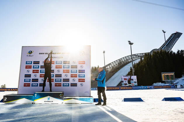 220320 Sturla Holm Laegreid of Norway celebrates with his trophy for best athlete under 25 after competing in men s 15 km biathlon mass start during the IBU World Cup on March 20, 2022 in Oslo. Photo: Jon Olav Nesvold BILDBYRAN COP 217 JE0053 skidskytte biathlon skiskyting ibu world cup holmenkollen men s mass start bbeng fellesstart mass start Copyright: JONxOLAVxNESVOLD BB220320JE170