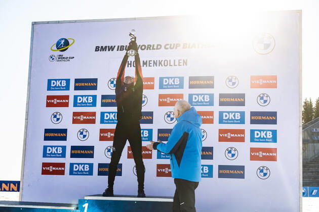 220320 Sturla Holm Laegreid of Norway celebrates with his trophy for best athlete under 25 after competing in men s 15 km biathlon mass start during the IBU World Cup on March 20, 2022 in Oslo. Photo: Jon Olav Nesvold BILDBYRAN COP 217 JE0053 skidskytte biathlon skiskyting ibu world cup holmenkollen men s mass start bbeng fellesstart mass start Copyright: JONxOLAVxNESVOLD BB220320JE171