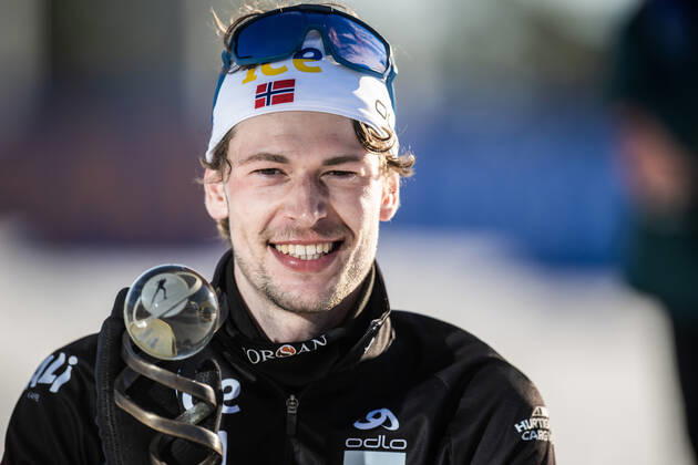 220320 Sturla Holm Laegreid of Norway celebrates with his trophy for best athlete under 25 after competing in men s 15 km biathlon mass start during the IBU World Cup on March 20, 2022 in Oslo. Photo: Jon Olav Nesvold BILDBYRAN COP 217 JE0053 skidskytte biathlon skiskyting ibu world cup holmenkollen men s mass start bbeng fellesstart mass start Copyright: JONxOLAVxNESVOLD BB220320JE173