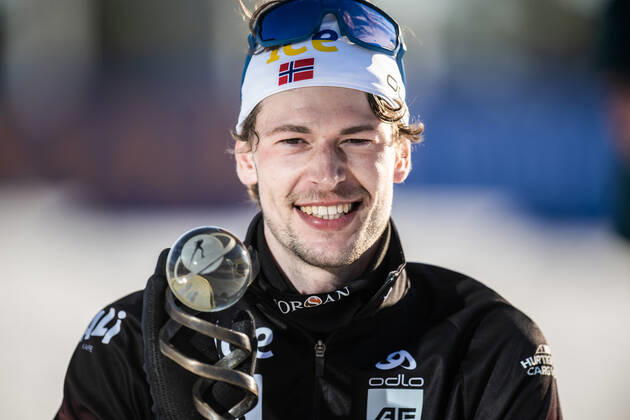 220320 Sturla Holm Laegreid of Norway celebrates with his trophy for best athlete under 25 after competing in men s 15 km biathlon mass start during the IBU World Cup on March 20, 2022 in Oslo. Photo: Jon Olav Nesvold BILDBYRAN COP 217 JE0053 skidskytte biathlon skiskyting ibu world cup holmenkollen men s mass start bbeng fellesstart mass start Copyright: JONxOLAVxNESVOLD BB220320JE178