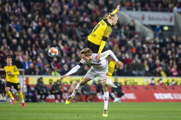 Bilder des Jahres 2022, Sport 03 März Sport Themen der Woche KW11 Köln, RheinEnergieStadion, 20.03.22: Erling Haaland (Dortmund) oben gegen Timo Hübers (Köln) im Spiel der 1.Bundesliga 1.FC Köln vs. Borussia Dortmund.