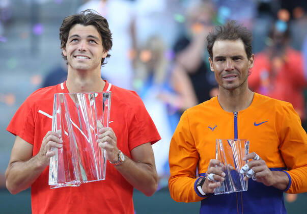 Bilder des Jahres 2022, Sport 03 März Sport Themen der Woche KW11 Sport Bilder des Tages American Taylor Fritz (L) and Rafael Nadal of Spain hold their trophies after their men s final match at the BNP Paribas Open in Indian Wells, California on Sunday, March 20, 2022. Fritz defeated Nadel 6-3, 7-6 (5) to win the championship and his first ATP, Tennis Herren Masters 1000 tournament.  IDW20220320060 DAVIDxSILPA