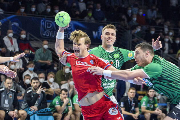 v.l. Jonathan Carlsbogard (TBV Lemgo Lippe, 09), Lasse Andersson (Fuechse Berlin, 11), Mijajlo Marsenic (Fuechse Berlin, 93), Zweikampf, Action, Kampf, GER, Fuechse Berlin vs TBV Lemgo Lippe, Handball 1. Bundesliga - Maenner, 25. Spieltag, Saison 2021 2022, 12.02.2022, GER, Fuechse Berlin vs TBV Lemgo Lippe, Handball 1. Bundesliga - Maenner, 25. Spieltag, Saison 2021 2022, 12.02.2022, Berlin Copyright: xEibner-Pressefoto UwexKochx EP_UKH