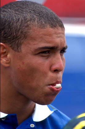 Holland v Brazil 9 July 1994 - FIFA World Cup, WM, Weltmeisterschaft, Fussball USA 1994 - Holland v Brazil - Ronaldo of Brazil wraps chewing gum round his tongue - Photo: Mark Leech Offside. Dallas USA Copyright: xMarkxLeechx xOffsidexOffside